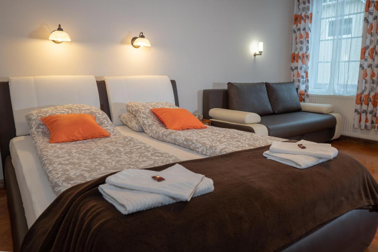 F57 - Franko Csaladi Panzio Bed & Breakfast Balatonlelle Luaran gambar