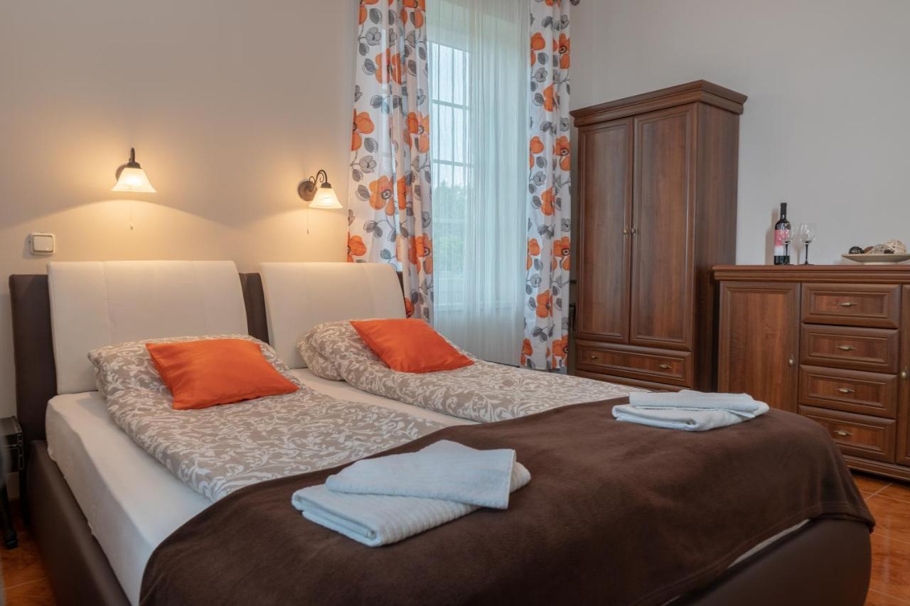 F57 - Franko Csaladi Panzio Bed & Breakfast Balatonlelle Luaran gambar