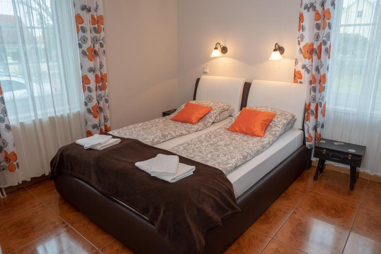 F57 - Franko Csaladi Panzio Bed & Breakfast Balatonlelle Luaran gambar