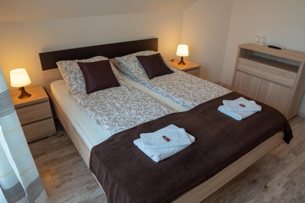 F57 - Franko Csaladi Panzio Bed & Breakfast Balatonlelle Luaran gambar