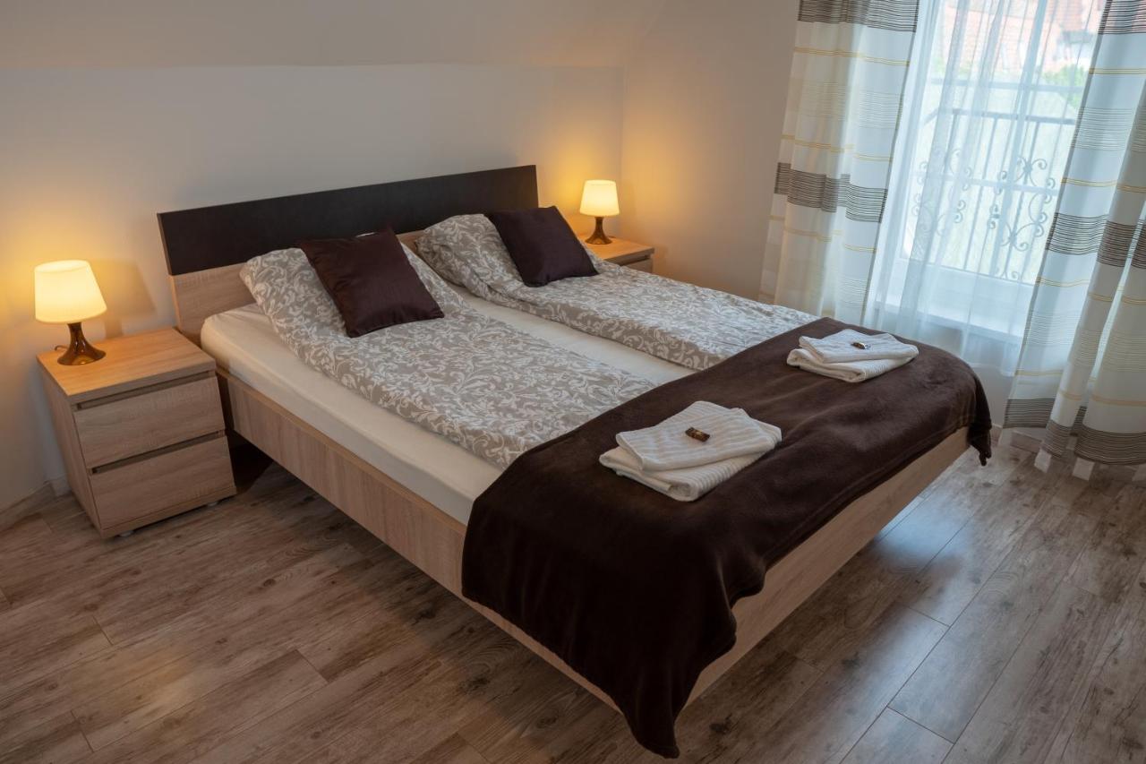 F57 - Franko Csaladi Panzio Bed & Breakfast Balatonlelle Luaran gambar